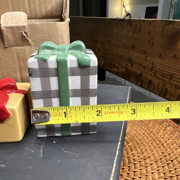 Hallmark 2023 VIP Exclusive Ceramic CHRISTMAS PRESENT SALT & PEPPER SHAKERS - Picture 7 of 9